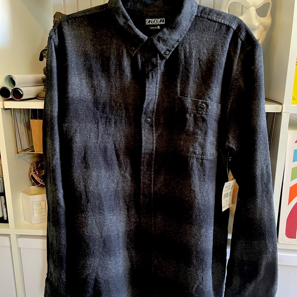 Ezekiel Compton Black and Grey Strip Woven Mens Xl New with Tags , feels soft!